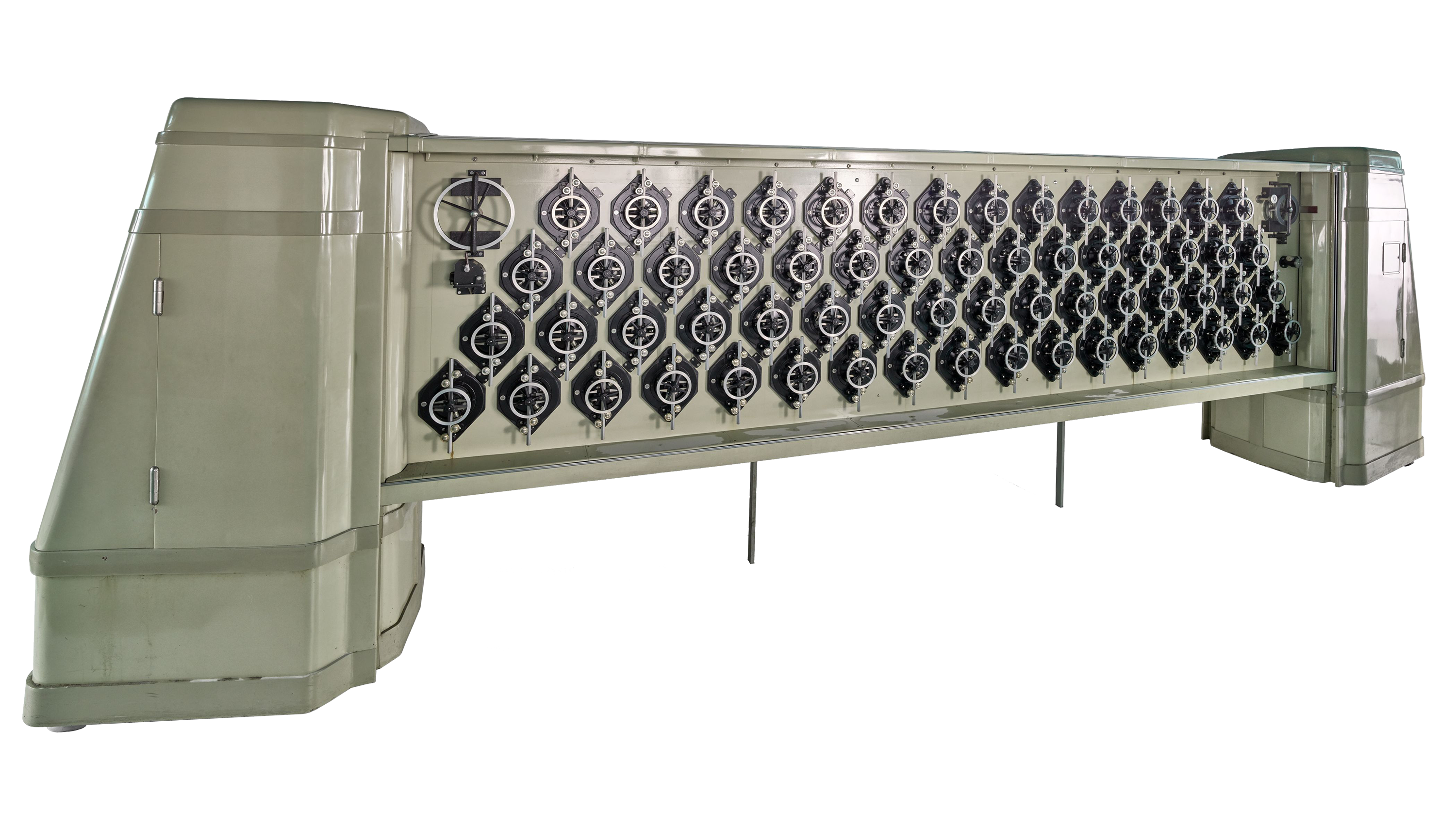 Große historische Gezeitenrechenmaschine mit langem Metallgehäuse und vielen runden Ziffern- und Einstellrädern an der Front.