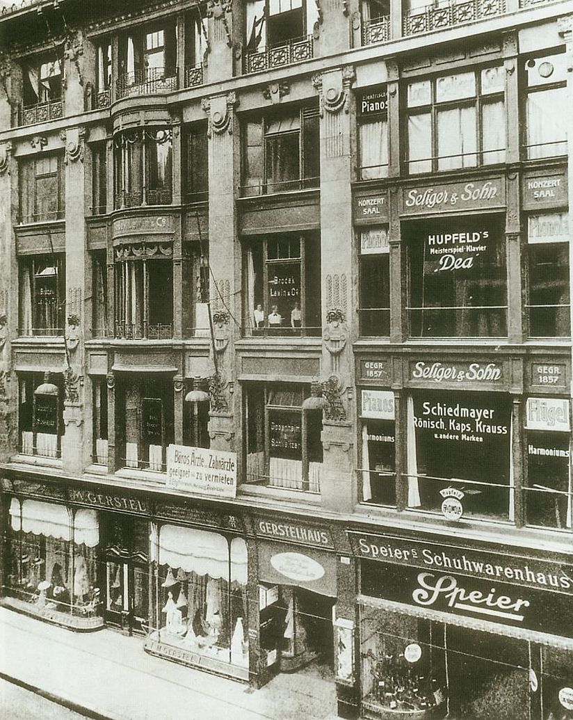 Foto: Das Geschäftshaus in der Schweidnitzerstraße 10/11 mit den Verkaufsräumen der Firma Louis Seliger & Sohn, um 1910.
