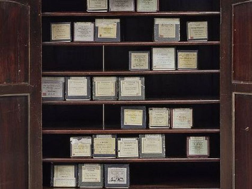 Foto: Schrank mit Notenrollen