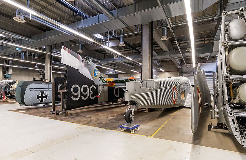 Ein „Starfighter“ wird von Spezialisten umgelagert.
Ausschnitt eines der riesigen Museumsdepots mit Flugzeugteilen.