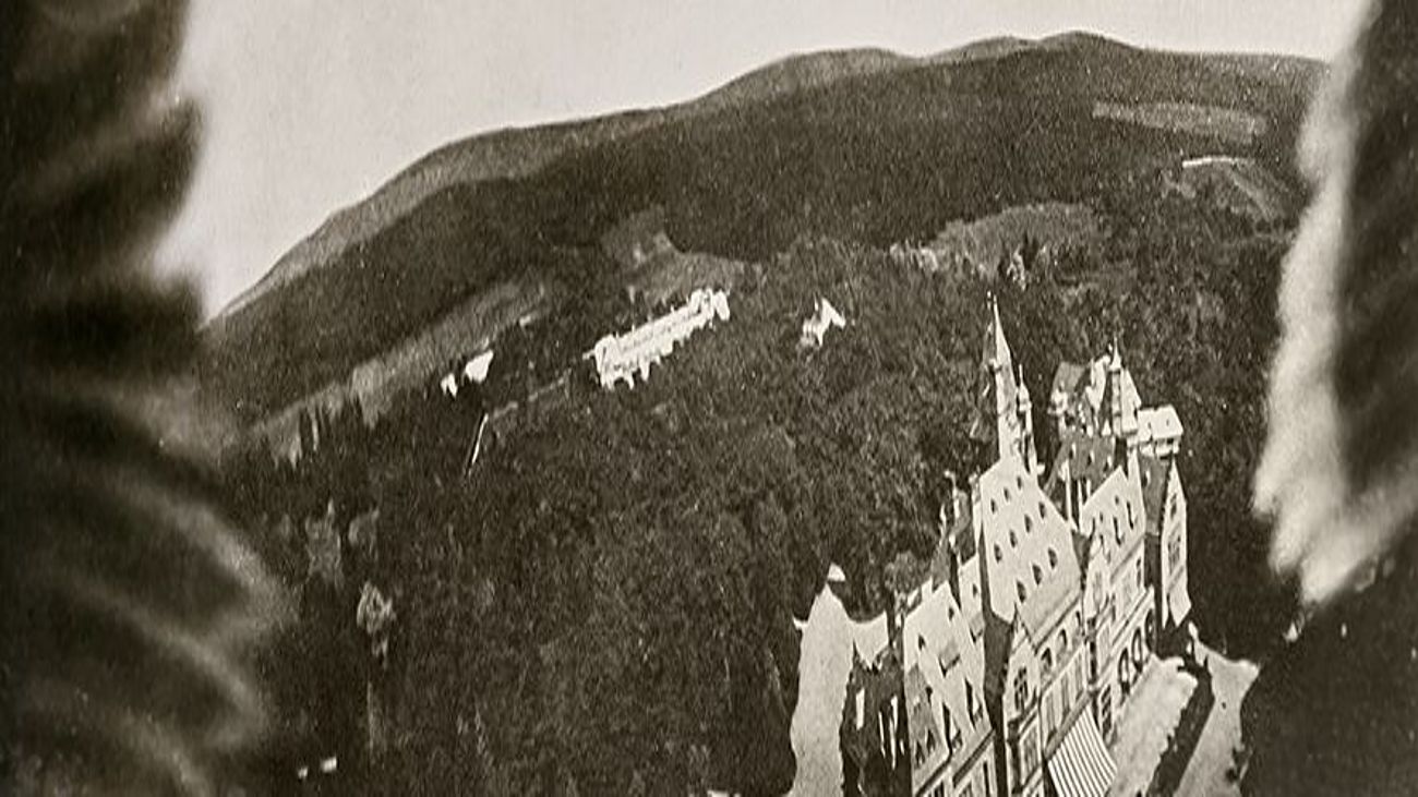 Luftaufnahme des Schlosshotels Kronberg, aufgenommen von der Taube.