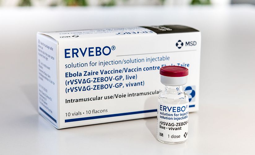 Ervebo Ampulle mit Verpackung im Hintergrund.