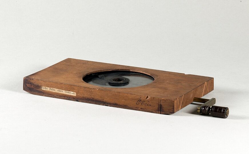 Foto: Laterna magica-Scheibe, Chromatrop, um 1910: Exzentrische Bahn eines Kometen (Halley). Deutsches Museum, Inv.-Nr. 61580T10.