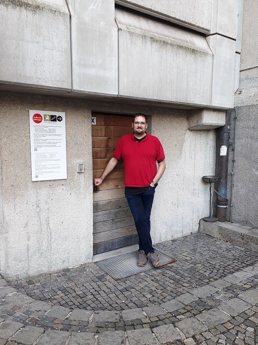 Marco Sproviero vor dem Eingang der Sternwarte.