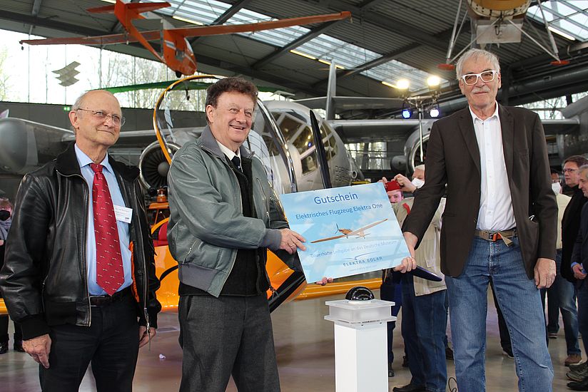 Übergabe des Gutscheins.