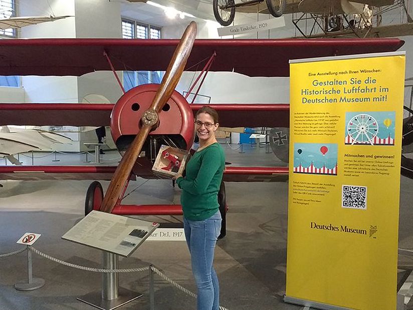 Franziska Honer präsentiert ihr besonderes Flugzeugmodell.