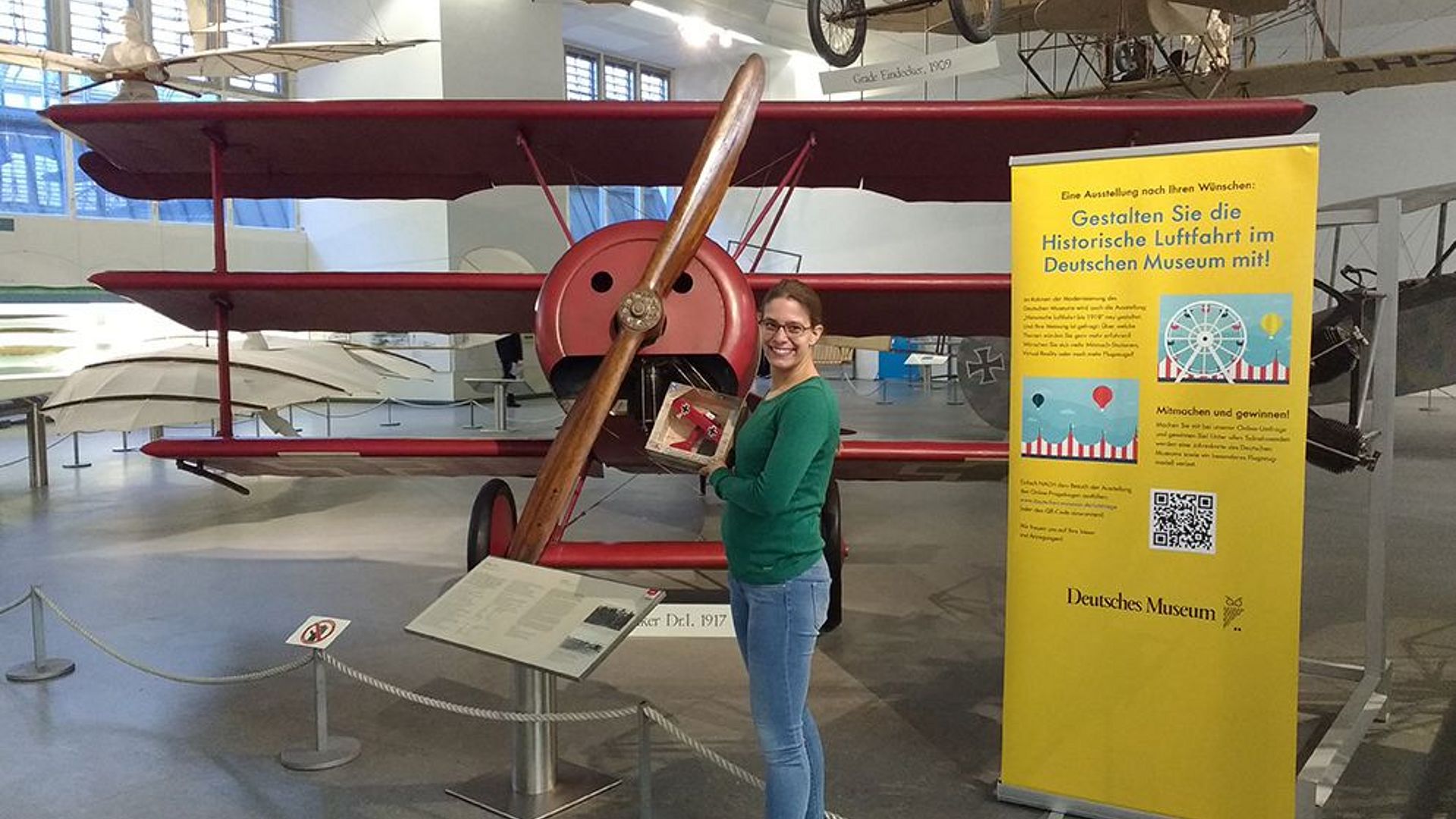 Franziska Honer präsentiert ihr besonderes Flugzeugmodell.