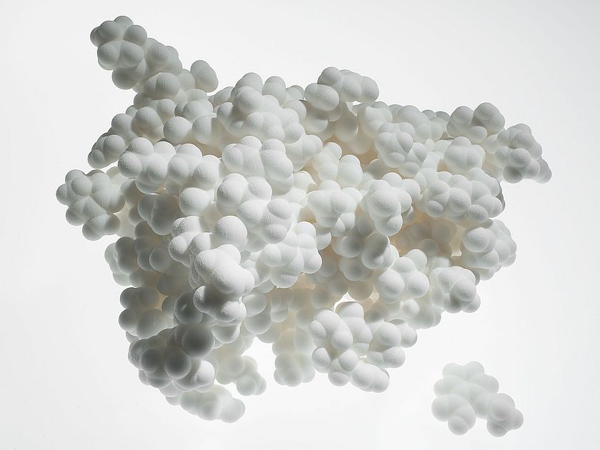 Molekülmodelle (50 Mio.:1): Erythropoetin (links) und Acetylsalicylsäure (rechts).