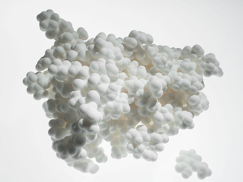 Molekülmodelle (50 Mio.:1): Erythropoetin (links) und Acetylsalicylsäure (rechts).