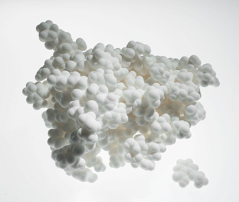 Molekülmodelle (50 Mio.:1): Erythropoetin (links) und Acetylsalicylsäure (rechts).