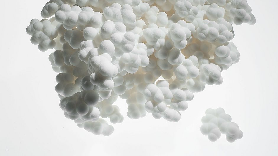 Molekülmodelle (50 Mio.:1): Erythropoetin (links) und Acetylsalicylsäure (rechts).