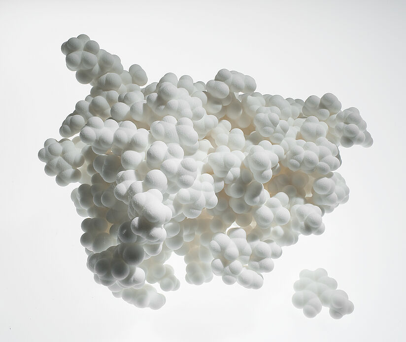 Molekülmodelle (50 Mio.:1): Erythropoetin (links) und Acetylsalicylsäure (rechts).