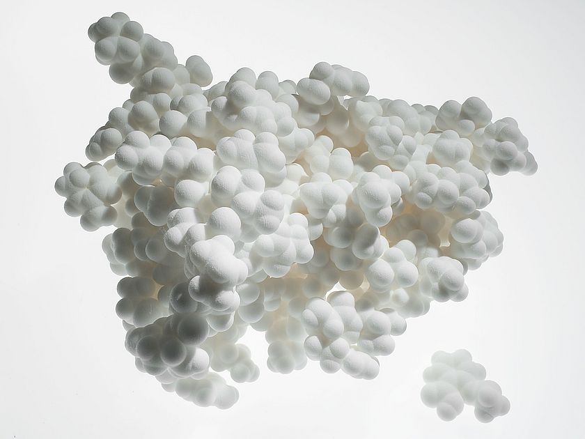 Molekülmodelle (50 Mio.:1): Erythropoetin (links) und Acetylsalicylsäure (rechts).