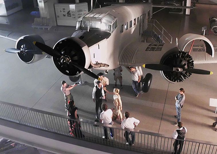 Eine Szene an der Ju 52 in der Ausstellung Luftfahrt.