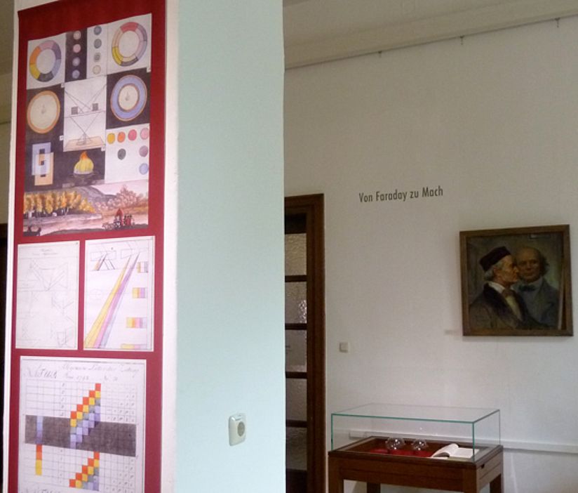 Ein Blick in die Ausstellung im Vorraum der Bibliothek.