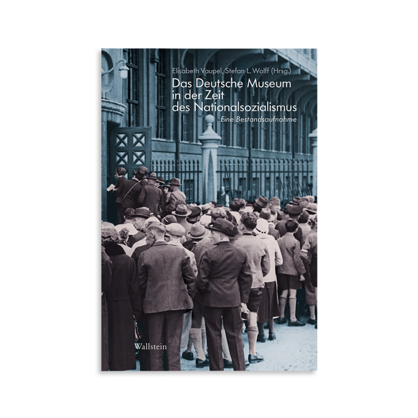 Coverabbildung des Bandes "Das Deutsche Museum in der Zeit des Nationalsozialismus" von Wallstein. Grau eingefärbte Besucher in der Kleidung der 1930er-Jahre strömen in einen Eingang am Museum. Eingang und Hintergrund sind bläulich eingefärbt. Titel rechts oben, Verlagname links unten.