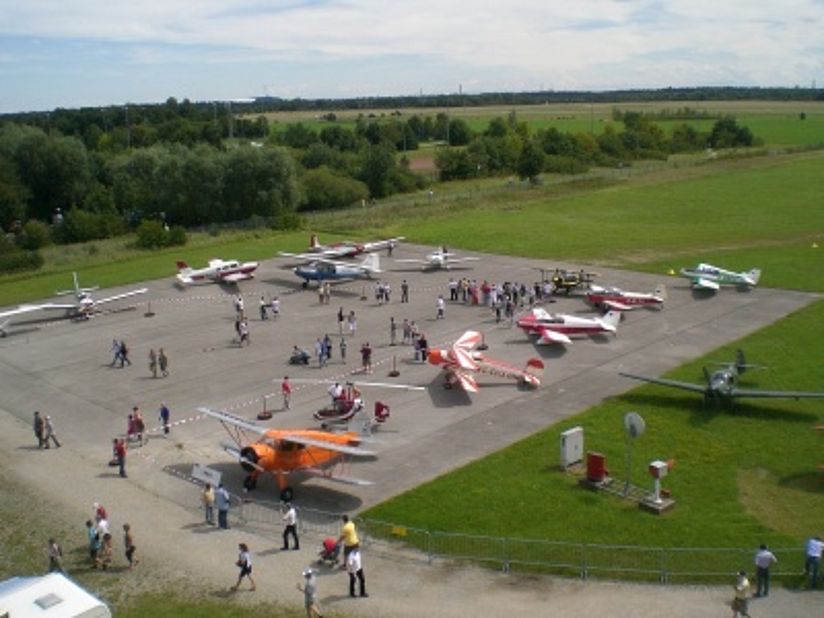 Fly-In 2011: Sicht auf das Vorfeld der Flugwerft Schleißheim.