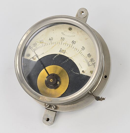Amperemeter frontal fotografiert. Messbereich bis 100 Ampere. In Eisenhülle mit Messing Einlage am Zeiger.