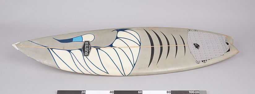 Surfboard mit Haifisch-Design.
