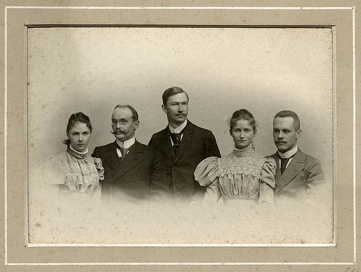 Helene Höpfner mit ihrem Bräutigam Ludwig Rhumbler, in der Mitte ihr Bruder, Willy Höpfner, rechts Johanna und Arnold Sommerfeld.