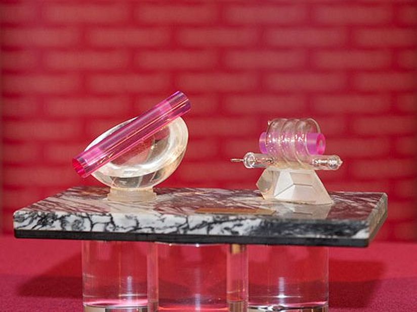 Blitzlampe und künstlich hergestellter Rubinstab.