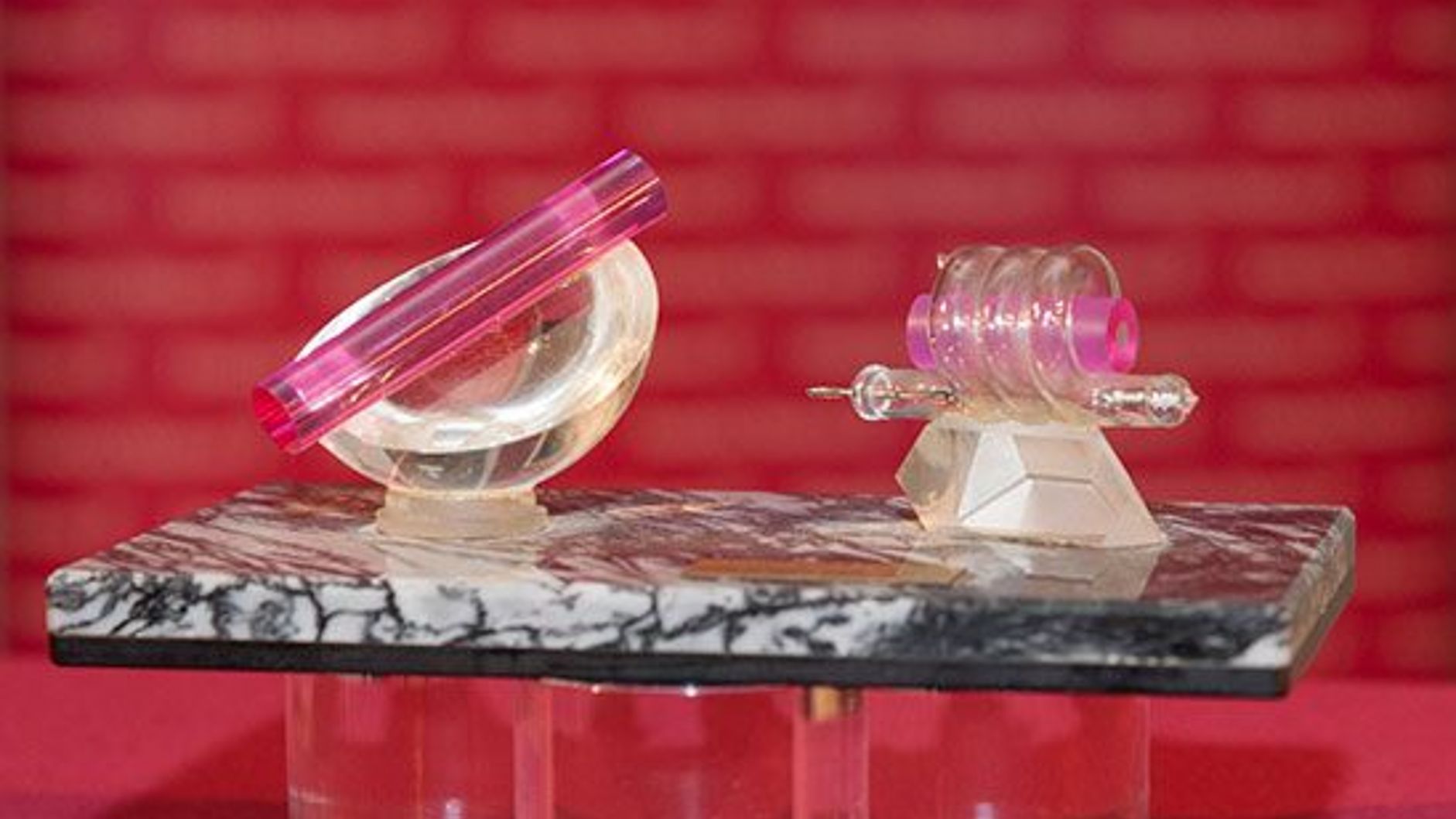 Blitzlampe und künstlich hergestellter Rubinstab.