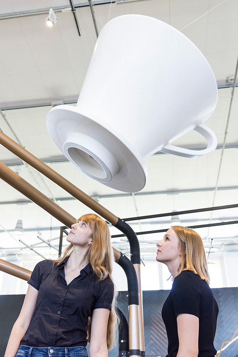 Gigantischer Kaffeefilter schwebt in der Ausstellung.
