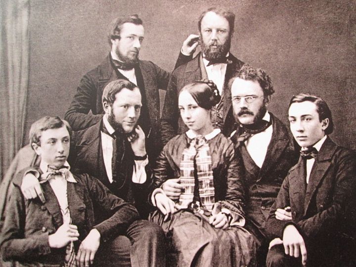 Alte Fotografie zeigt Werner von Siemens mit seinen Geschwistern.
