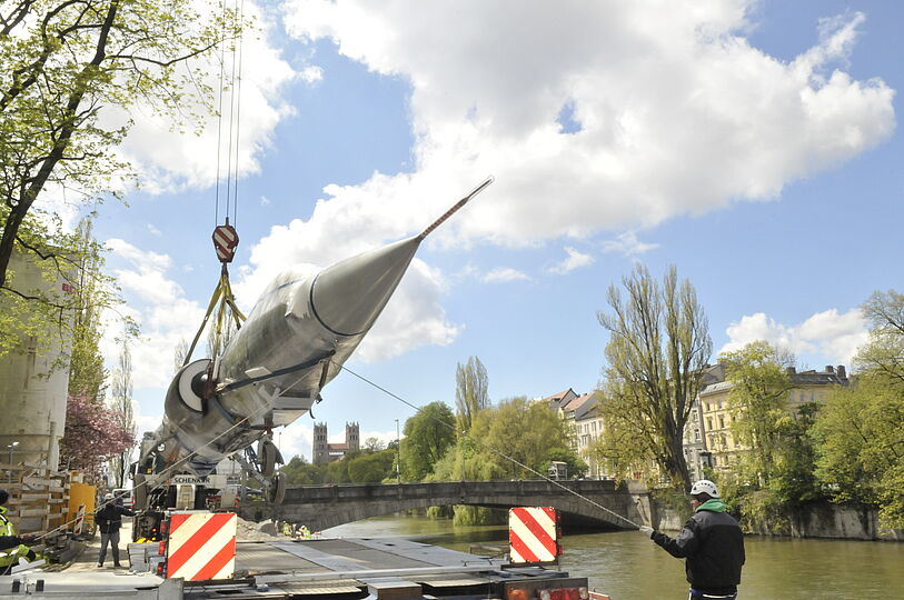 Starfighter F-104 mit abmontierten Flügeln wird mit einem Kram auf einen Transporter verladen.