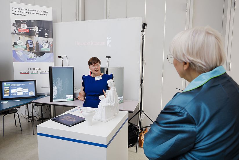 Andrea Geipel gibt einer Besucherin Einblicke in die 3D-Digitalisierung.