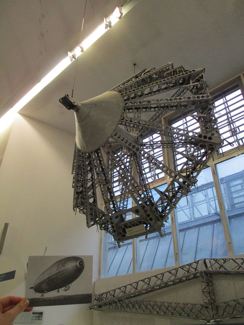 Alte Ansichtskarte mit Abbildung des Luftschiffs R 34 und Zeppelin-Bugspitze des L 127 „Graf Zeppelin“ in der Ausstellung Historische Luftfahrt im Deutschen Museum.