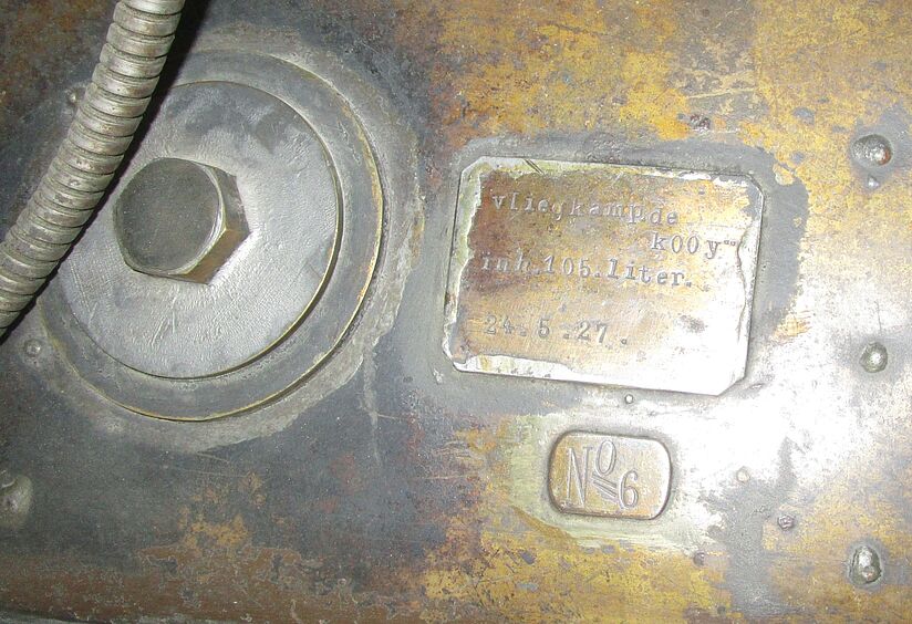 Aufnahme der Plakette auf dem Tank der Fokker D.VII.