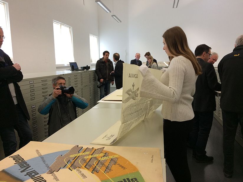 Siri Müller mit Atlantropa-Grafik.