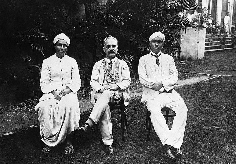 Bei einer Weltreise im Jahr 1928 war Sommerfeld in Indien zu Gast bei den Entdeckern des "Raman-Effekts"
Sommerfeld bei einer Vorlesung über die Beugung von Röntgenstrahlen an Kristallen im Jahr 1937.