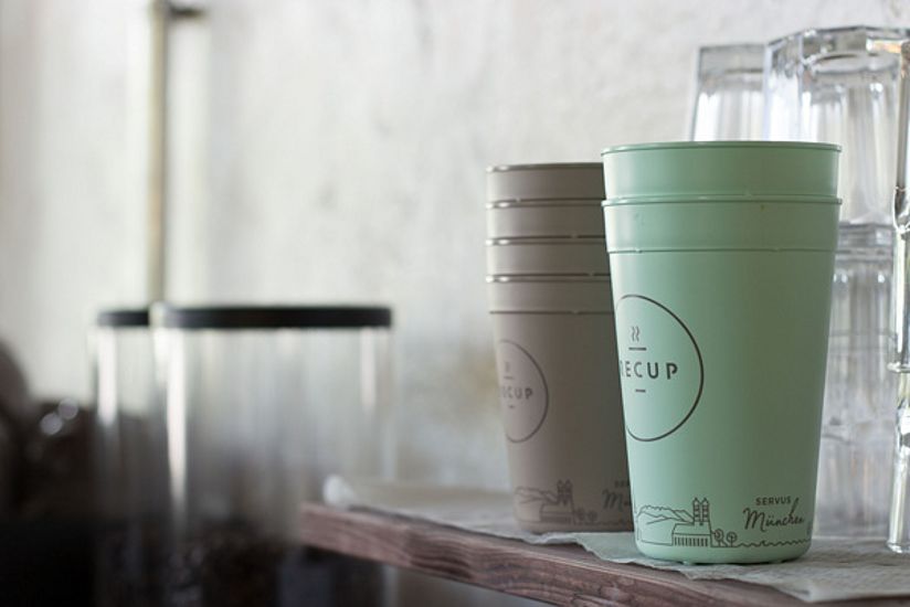 Zwei Recup-Becher in einer Küche.