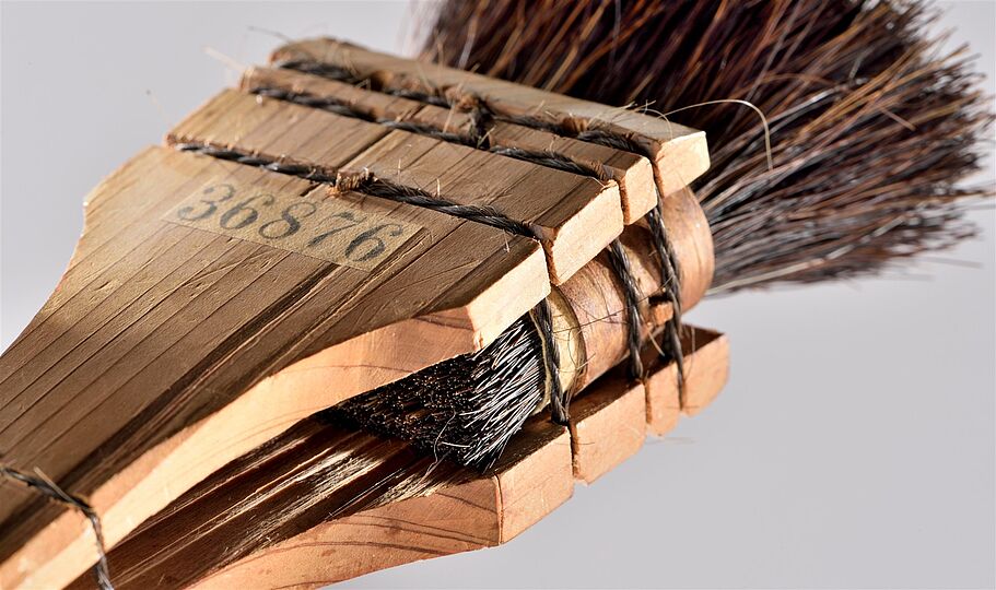 Detailaufnahme: Japanischer Borstenpinsel zum Einfärben von Holzschnitt-Druckplatten, vor 1912. Deutsches Museum, Inventar-Nr. 36876.