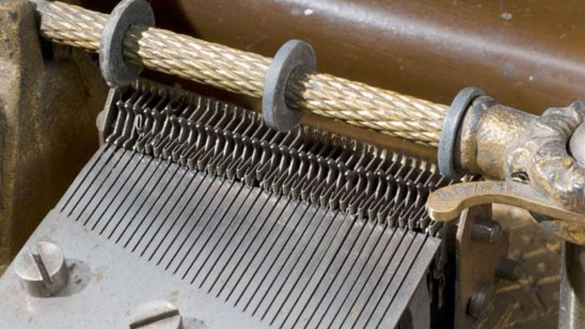 Stahlkamm und Anreißräder des Spielwerks der "Gloriosa", darüber die Andruckstange.