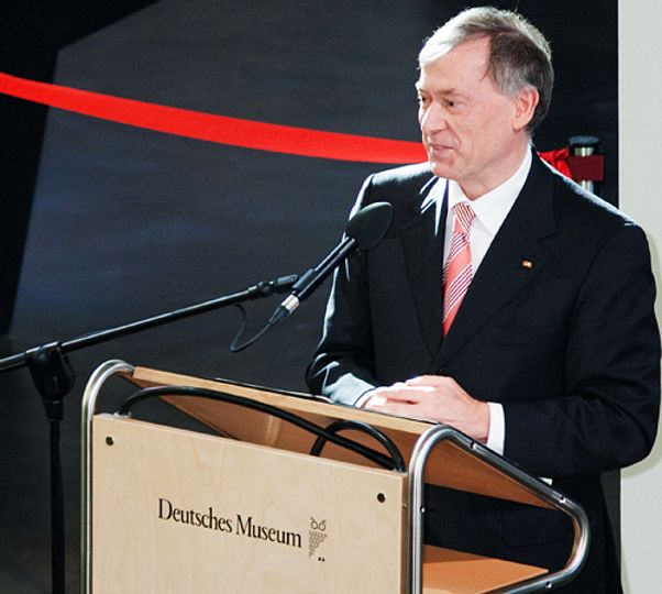Horst Köhler spricht am 19.11.2009 zur Eröffnung des Zentrums Neue Technologien.