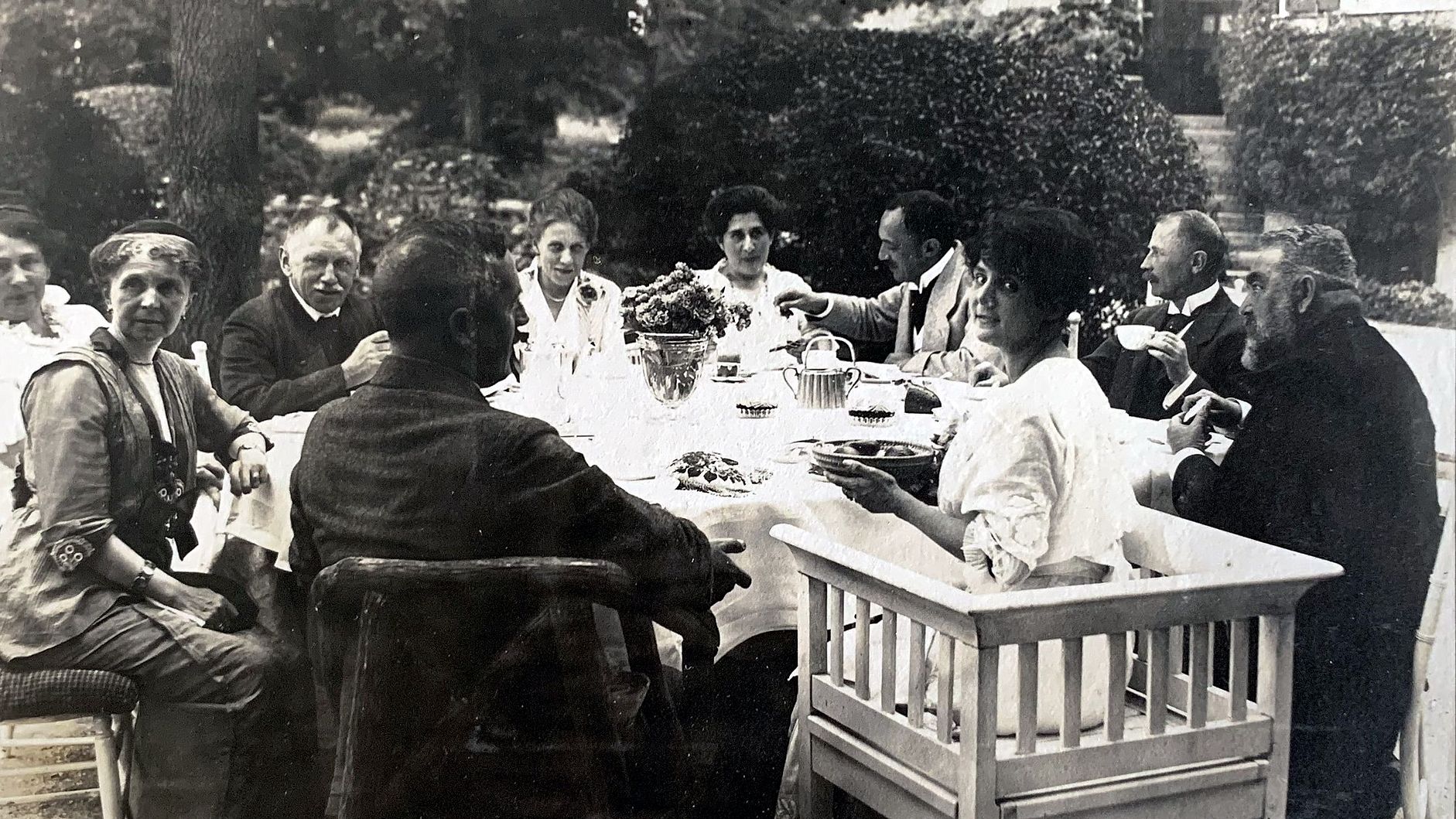 Schwarzweiß-Fotoaufnahme: Oskar von Miller mit Emanuel von Seidl aa Kaffetafel, 1915