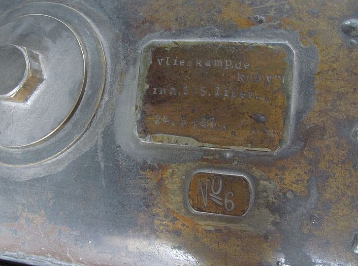 Das Typenschild mit der Aufschrift „Vliegekamp DeKooy 105 liter, 24.6.27“.