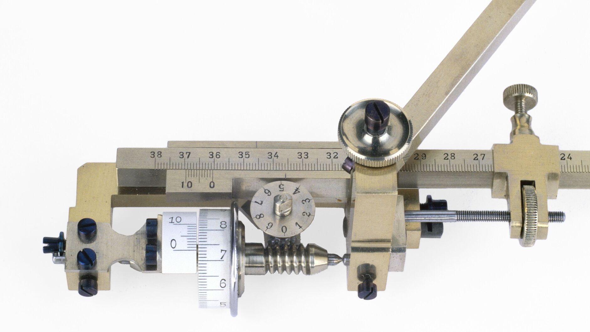Messingfarbenes mathematisches Instrument, mit Skala, Schenkeln und verschiedenen Drehmechaniken