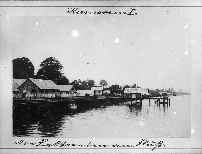 Historisches Foto: Woermannsche Handelsniederlassung in Kamerun.
