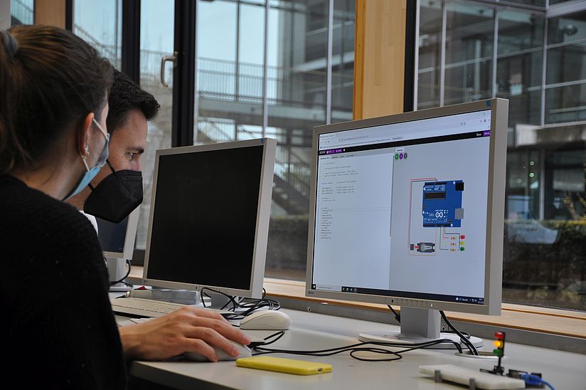 Jugendliche programmieren am PC.