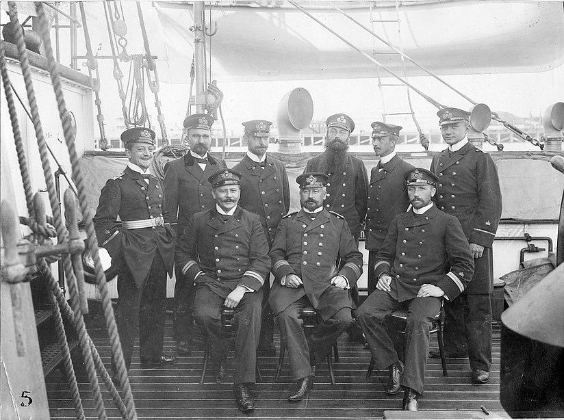 Historisches Foto: Die Offiziere der SMS Condor bei einem Besuch des Kreuzers in Port Adelaide, Australien. Das Bild ist auf Mai/Juni 1910 datiert. Der Herr in der Mitte muss demnach Otto Kranzbühler sein.