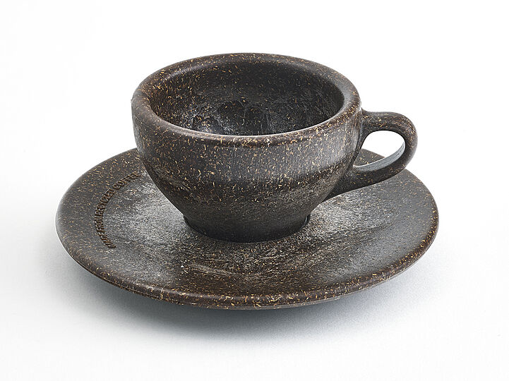 Robuste dunkelbraune Kaffeetasse mit Untertasse. 