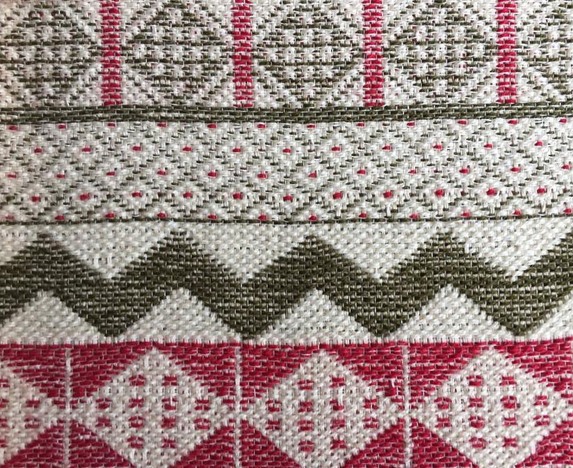 Probestück in Taqueté auf dem Schaftwebstuhl.