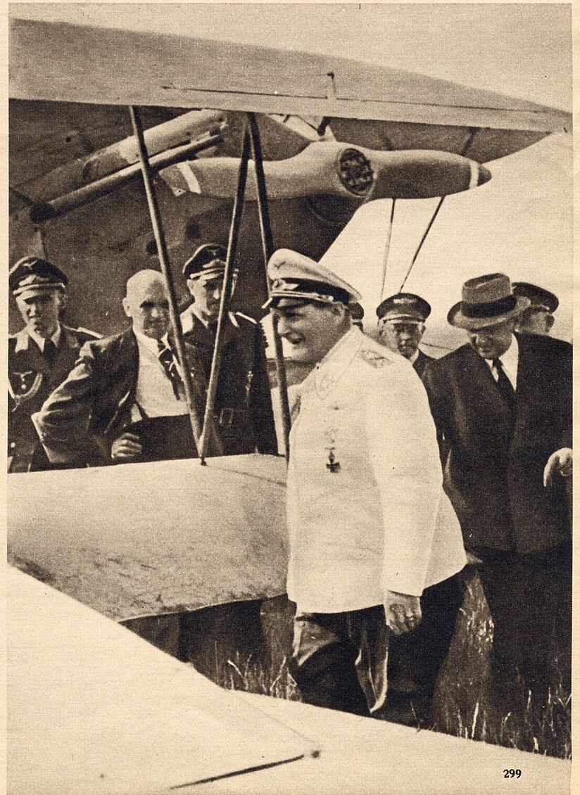 Foto: Hermann Göring und Friedrich Seekatz (rechts mit Hut) bei der Besichtigung einer Fokker D.VII auf dem Flughafen Schiphol, 25. Mai 1940.