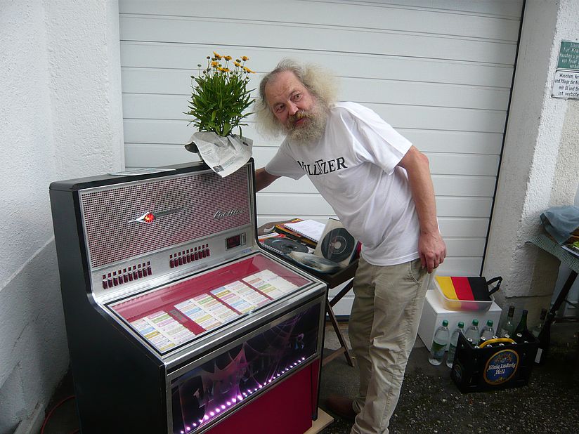 Willi Müller-Basler vor Jukebox