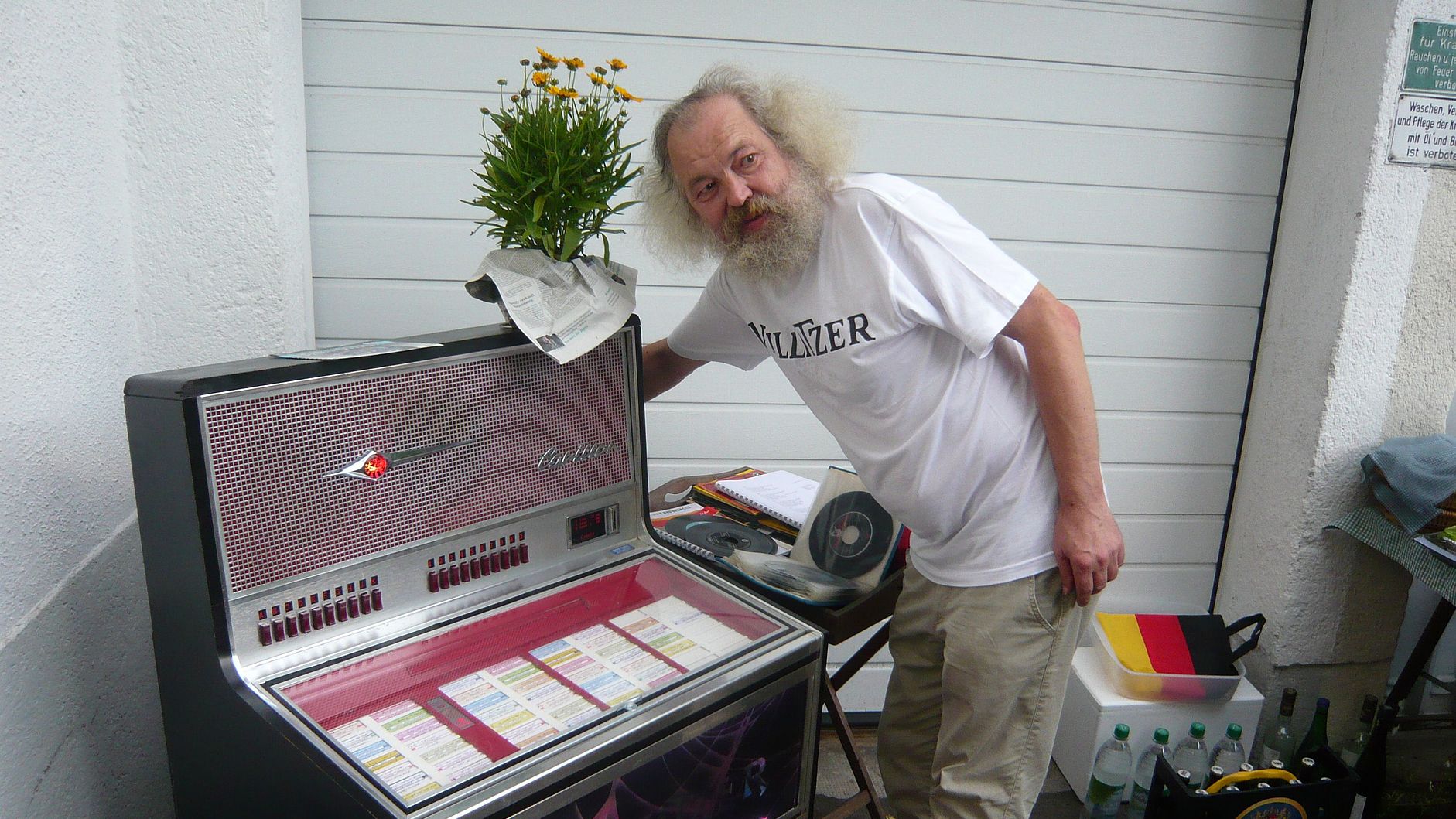 Willi Müller-Basler vor Jukebox