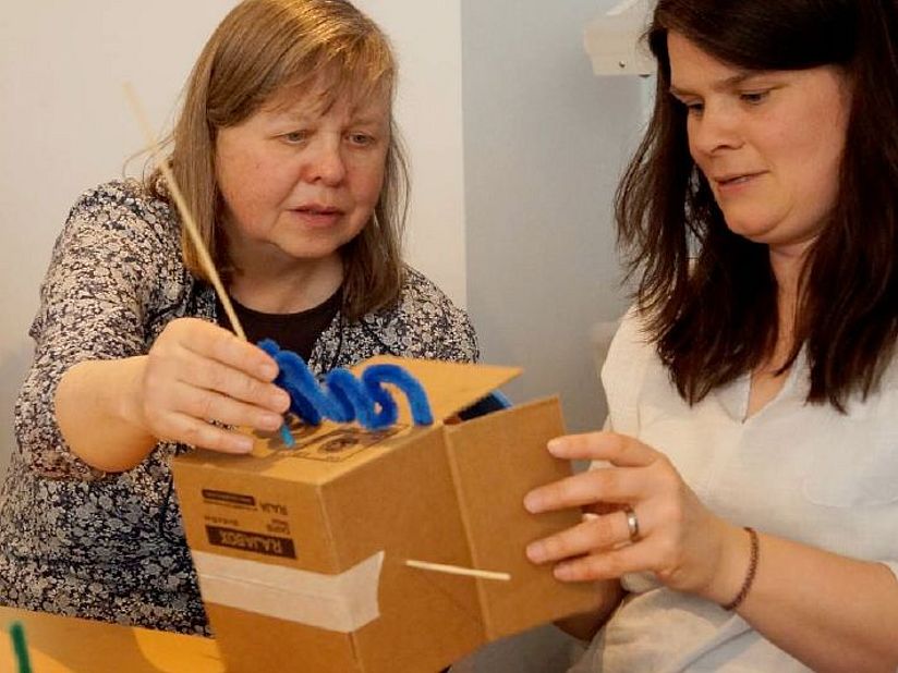 Zwei Museumspädagoginnen beim basteln.